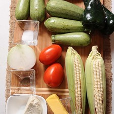 1 de bolsa de plástico 200 gramos de queso panela 90 gramos de mantequilla 1 cucharita de sal 1/4 cucharita de pimienta negra molida 2 piezas de jitomate guaje 1/2 pieza de cebolla blanca 2 piezas de elote 2 piezas de chile poblano 6 piezas de calabacita