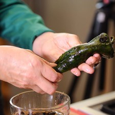 Pelar y desvenar los chiles enjuagando la mano con agua cada vez que sea necesario.