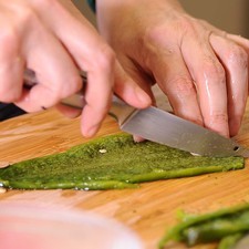 Cortar los chiles en rajas.
