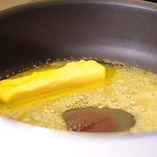 Poner a calentar un sartén sobre la estufa. Cuando el punto rojo indique que esta caliente. Derretir la mantequilla.