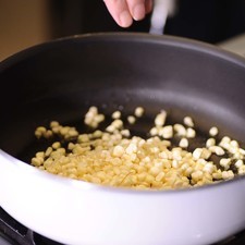 Sofreír la cebolla durante un par de minutos. Agregar el elote desgranado.
