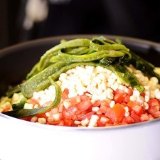 Agregar el queso en cuadritos sazonar con sal y pimienta tapar y dejar cocer durante 15 minutos a fuego lento o hasta que las verduras estén cocidas.