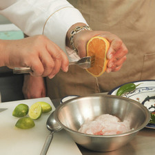 Picar el pescado en trozos pequeños y colocarlo en un tazón. Agregar el jugo de limón, el de naranja y la sal. Dejar reposar en lo que se pican los demás ingredientes.