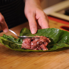 Colocar una hoja de acelga y repartir bien sobre ella un poco de carne y envolver para hacer un rollizo y si es necesario amarra con un hilo.