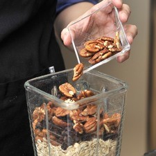 Moler la avena, el amaranto, el salvado, las nueces, las almendras y las pasas en seco en la licuadora hasta obtener una especie de harina.