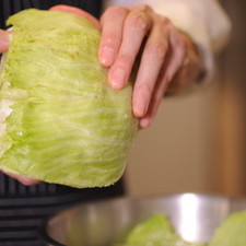 Picar la pechuga de pollo, el apio, la jícama, la zanahoria y el ajo en trozos pequeños. Remojar la lechuga en un tazón con unas gotas de desinfectante. S 8402 1475620430