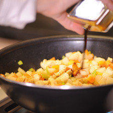 Agregar el jugo de limón, el jugo de naranja, la salsa de soya y el chile de árbol. Cocer fuego medio y dejar reducir los líquidos por unos minutos más. Agregar los cacahuates, mezclar todo bien para que se integren todos los ingredientes. S 8405 1475620425