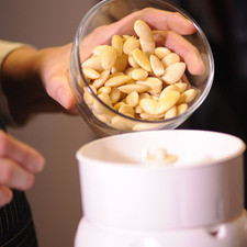 Remojar las almendras en agua bien caliente durante 5 minutos y retirarles la cáscara. Poner a secar sobre servilletas de papel. Colocar las almendras en la Picalica Moulinex y moler hasta que queden como polvo.