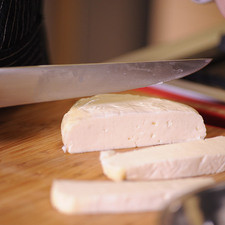 Cortar el queso en tiras de unos por 3 cm de grosor.