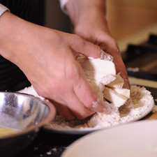 Pasar las tiras de queso por la harina, después por el huevo y otra vez por por las almendras.