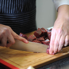 Picar la carne de pulpa de res en trozos pequeños tamaño bocado.