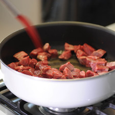 En un sartén freír la carne ya picada durante 5 minutos hasta que se vea dorada.