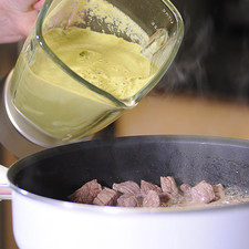 Añadir la salsa molida a la carne ya dorada, agregar pimienta y sal al gusto.