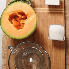 1/2 pieza de melón 1/4 taza de azúcar blanca hielo al gusto 1 litro de agua 1/4 taza de leche de vaca 4 ramas de menta