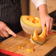 Cortar y picar el melón, retirando la cáscara y las semillas con ayuda de una cuchara.