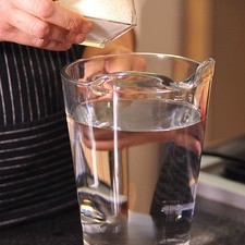 Añadir el azúcar a la jarra y mezclar hasta disolver para endulzar el agua.