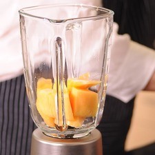 Moler en la licuadora el melón, hojas de menta con un poco del agua endulzada, moler muy bien.