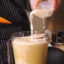 Añadir la leche y revolver muy bien con la pala.