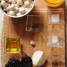1/4 taza de aceite de oliva 1/4 cucharita de pimienta negra molida 1/2 cucharita de sal 1 pizca de orégano seco 1 cucharita de azúcar blanca 1 taza de jugo de naranja 1/4 pieza de cebolla blanca 1 diente de ajo 2 piezas de chile ancho 500 gramos de champiñones