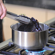 Hervir las pieles en una olla con agua durante 3 minutos.