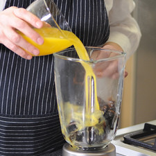 Agregar el jugo de naranja, cebolla, ajo, azúcar, pimienta y sal. Moler todo muy bien y reservar.