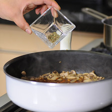 Agregar la salsa y la pizca de orégano. Dejar cocer a fuego bajo hasta que se reduzcan los líquidos.