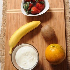 1 taza de yogur natural 1 pieza de plátano 1 pieza de naranja 6 piezas de fresas 1 pieza de kiwi