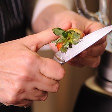 Colocar en un tazón con agua y unas gotas de desinfectante las fresas. Escurrir y retirarles el pedúnculo.