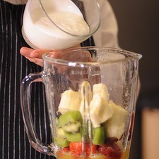 Agregar al vaso de la licuadora las fresas, kiwi, plátano, el jugo de naranja y el yogur. Licuar muy bien hasta lograr una consistencia suave.