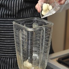 Colocar el jugo de naranja, el de limón, el ajo, el orégano, pimienta, comino y sal en el vaso de la licuadora. Licuar.