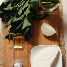 2 cucharadas de aceite de oliva pimienta negra molida al gusto 1/4 pieza de cebolla blanca 1 pizca de bicarbonato de sodio sal al gusto 5 piezas de penca de nopal 300 gramos de queso fresco 1 manojo de espinaca