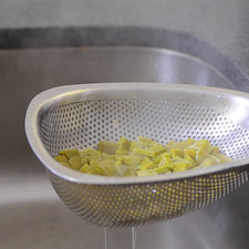 Escurrir y reservar los nopales. Picar la cebolla finamente y desmenuzar el queso fresco.