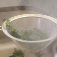 Cocer las espinacas en agua hirviendo durante 2 minutos, escurrir.
