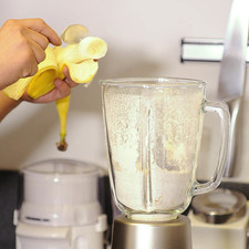 Colocar avena en el vaso de la licuadora y moler hasta pulverizar. Agregar el plátano y moler hasta integrar.
