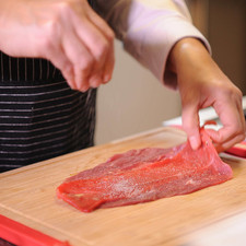 Salpimentar los filetes por ambos lados.