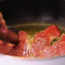 Sofreír en un sartén con un poco de aceite de oliva, retirarlos del sartén y reservar.