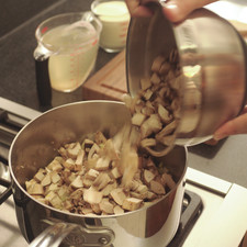 Picar los champiñones, la cebolla, el poro (sólo lo blanco) y el ajo. Acitronar un par de minutos en una sartén con aceite de oliva hasta que todo esté suave.