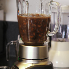 Desvenar el chile ancho y poner a cocer la piel en agua hirviendo durante 5 minutos. Dejar reposar 5 minutos. Escurrir el chile y moler en la licuadora con el frijol y un poco de agua para obtener un caldo cremoso.