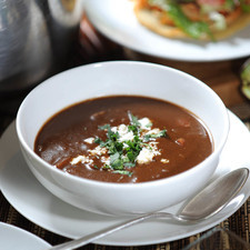 Servir el caldo con queso panela desmoronado y cilantro picado.