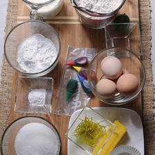 bolsa de plástico al gusto colorante vegetal al gusto 1 cucharita de agua 1 pieza de limón 1/2 taza de azúcar glass (pulverizada) Ingredientes para los cupcakes capacillos para cupcake al gusto 1 taza de leche de vaca 1 cucharada de ralladura de cáscara de naranja 4 piezas de huevo 1 taza de azúcar blanca 90 gramos de mantequilla 2 cucharitas de polvo para hornear (levadura química) 2 tazas de harina de trigo