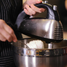 Agregar el harina, el polvo para hornear y una pizca de sal, alternando con la leche y seguir batiendo hasta obtener una mezcla homogénea.