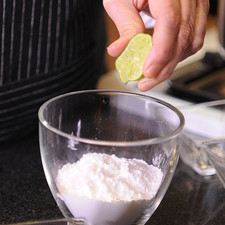 Para preparar el glaseado: mezclar en un tazón el azúcar glass, con unas gotas de limón y la cucharita de agua utilizando una cuchara hasta obtener una mezcla suave.