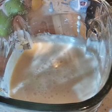 Licúa o mezcla con el batidor de globo las leches y la crema, agrega el jugo de limón y reserva.