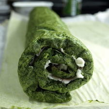 Ayudándonos de la servilleta o del papel encerado enrollamos la tortilla de espinacas a modo que quede un poquito apretado, cortamos en rodajas y servimos.