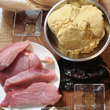 Ingredientes: 1/4 cucharita de pimienta negra molida 1 diente de ajo 20 hojas de hojas de elote 3 cucharadas de manteca de puerco 500 gramos de masa de maíz 1 pizca de comino molido 3 piezas de chile ancho 500 gramos de pulpa de cerdo