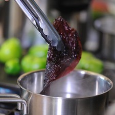 Cocer las pieles de los chiles junto con el ajo en una olla honda pequeña con agua durante 5 minutos. Dejar reposar 5 minutos más.