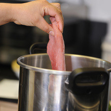 Cocer la carne en la olla de presión durante 10 minutos. Dejar enfriar la olla completamente antes de abrirla. Retirar la carne y deshebrar. Reservar el caldo también.