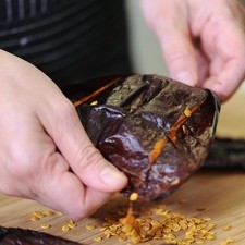 Cortar los chiles anchos con una tijera y retirar las semillas y las venas.