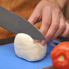 Cortar el queso mozzarella en rodajas.