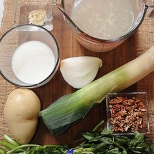 1/4 pieza de cebolla blanca pimienta blanca molida al gusto 1 pieza de papa blanca sal al gusto al gusto 1/4 taza de nuez picada 1/2 pieza de poro 1/2 taza de leche de vaca 3 tazas de caldo de pollo 1 manojo de berros